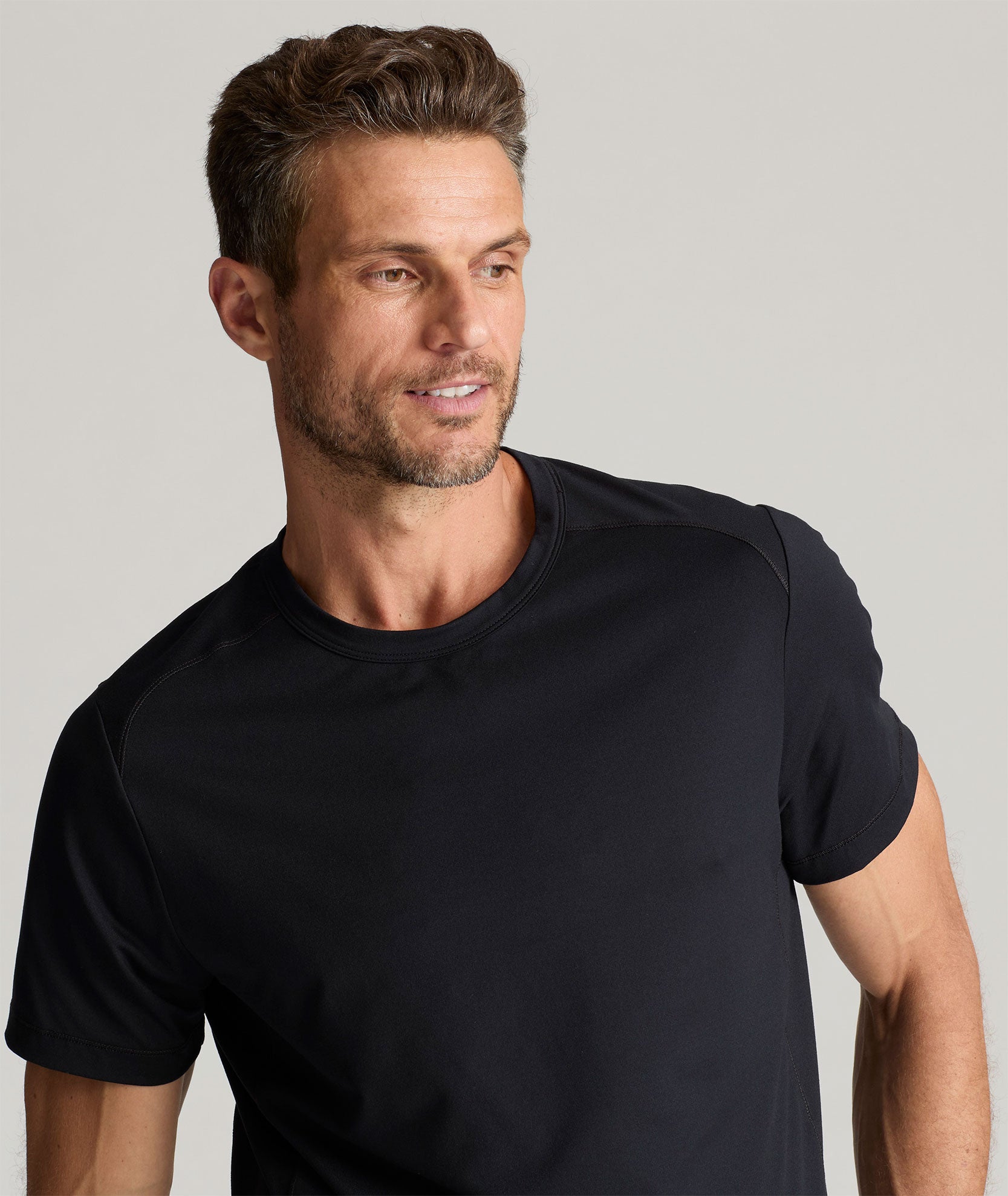 Model is wearing UNTUCKit Clarendon II in Black.