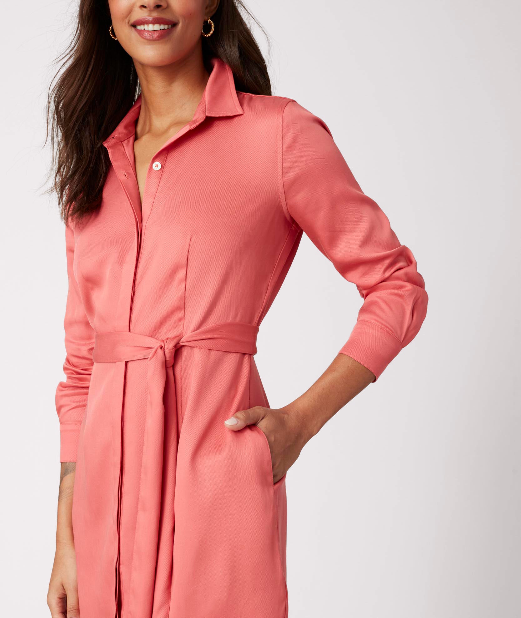 Model is wearing UNTUCKit Felicity dress in pink.